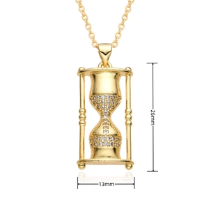 Détail du pendentif en or avec zircons blancs montrant les dimensions 26mm x 13mm