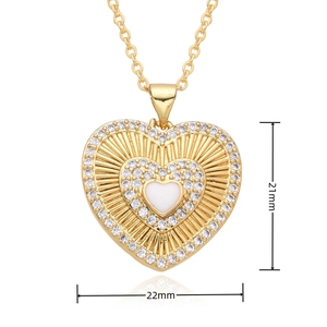 Detailansicht der Herz-Halskette mit Zirkonia-Mikropflaster und Goldbeschichtung Finish