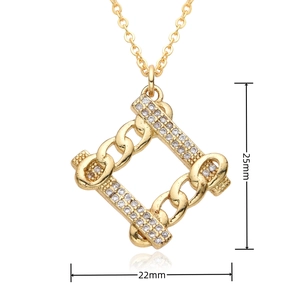 Détail montrant les dimensions du pendentif carré doré avec zircons micro-pavés élégants