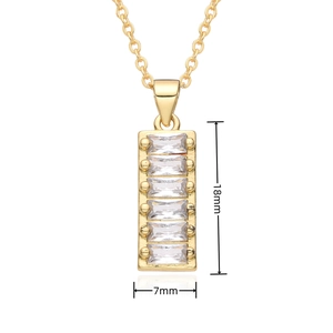 Détail du pendentif rectangle doré affichant les dimensions de 18 mm par 7 mm de large