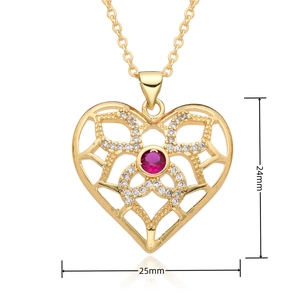 Detailansicht eines 24x25mm Herzanhängers in Gold mit rotem Kristall und Zirkonia