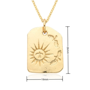 Détail du pendentif rectangulaire doré avec relief soleil et oiseau, dimensions 26x19mm