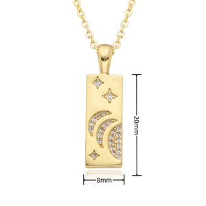 Vue détaillée du pendentif doré rectangulaire avec motif lune étoile et taille 20x8mm