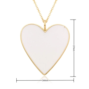 Détail du pendentif cœur en émail blanc de 34mm plaqué or 14K avec dimensions affichées