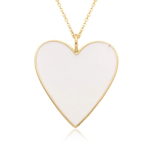 Détail macro du pendentif cœur plaqué or 14K avec émail blanc et fine chaîne dorée