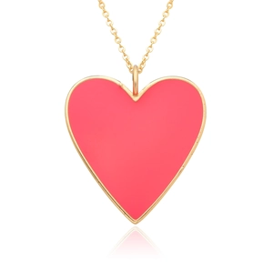 Vue détaillée du pendentif cœur plaqué or 14K avec incrustation d'émail rose vif