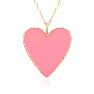 Détail du collier pendentif cœur en émail rose avec chaîne plaquée or 14 carats