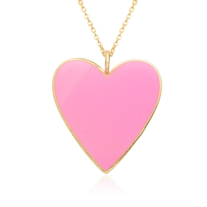 Détail du pendentif cœur en émail rose avec une chaîne en laiton plaqué or 14K