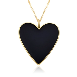 Détail du collier pendentif cœur avec émail noir et chaîne plaquée or 14 carats élégante