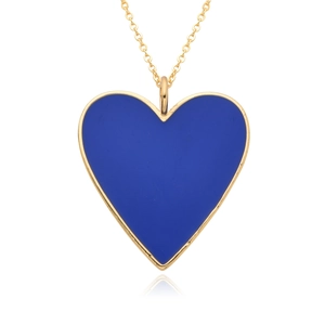 Collier avec pendentif coeur plaqué or 14K et émail bleu marine sur un fond blanc éclatant
