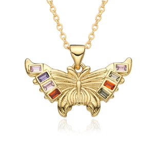 Elegante collana con ciondolo a farfalla dorata e pietre preziose colorate su sfondo bianco