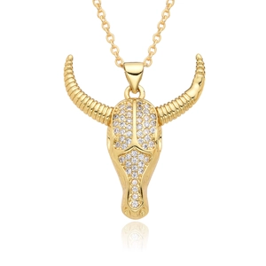 Dettaglio macro della collana con ciondolo a testa di toro in oro 18k e cristalli