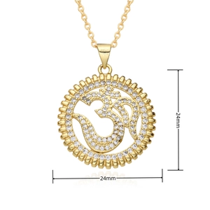 Vue détaillée du pendentif Om doré de 24mm avec micro-pavage de pierres de zircon blanc