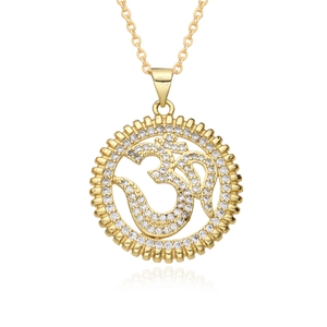 Détail du collier pendentif Om doré serti de zircons cubiques scintillants en pavé