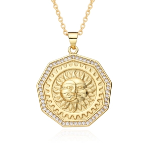 Gros plan du pendentif soleil doré avec relief de visage et bordure en zircon