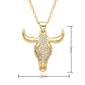 Dettaglio del ciondolo testa di toro in oro 18k con pietre di zircone bianco da 23mm