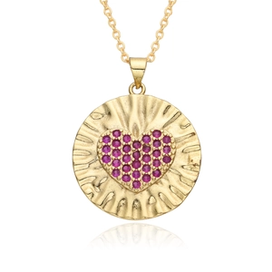 Collier doré avec pendentif cœur en zircon rose et texture radiale en forme de soleil