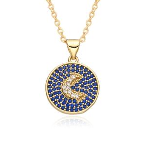 Gros plan détaillé d'un collier pendentif lune doré avec pavé de zircons bleus et blancs