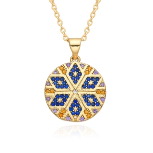 Détail macro du pendentif étoile géométrique doré avec pierres de zircon colorées