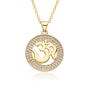 Gros plan du collier pendentif Om doré orné de cristaux étincelants micro-pavés