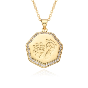Collier pendentif hexagonal doré avec empreintes de bébé et bordure en zircone