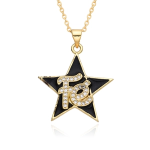 Détail d'un pendentif étoile dorée avec émail noir et lettres Fe serties de micro-zircons