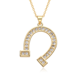 Elegante gouden hoefijzer ketting met fonkelende zirkonia op een witte achtergrond