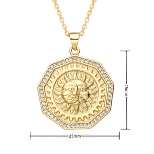 Vue détaillée d'un pendentif octogonal doré 25mm avec motif soleil-lune et zircons