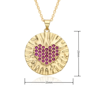 Détail d'un pendentif doré de 25mm avec cœur en zircon violet et texture rayonnante