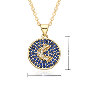Détail du pendentif doré de 15 mm avec motif de lune et pierres de zircon bleu