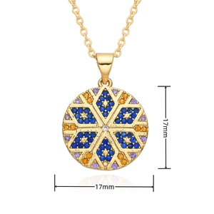 Détail d'un pendentif doré de 17 mm avec motif étoile coloré et pierres serties