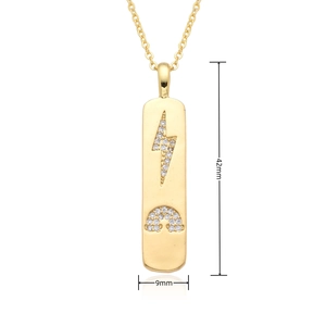 Makro-Detail des Goldbarren-Anhängers mit Regenbogen-Zirkon-Inlay und den Abmessungen