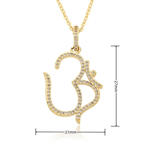 Detailweergave van de vergulde Om-hanger ketting met witte zirkonia pavé stenen