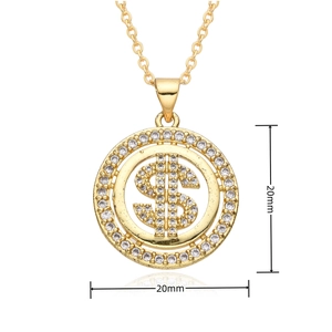 Vue détaillée du pendentif rond doré de 20mm avec signe dollar serti de zircons