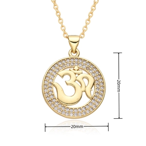 Détail du pendentif Om doré de 20mm serti de cristaux de zircone cubiques brillants