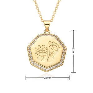 Gros plan du pendentif hexagonal empreinte de bébé et cadre en zircone, taille 22 mm