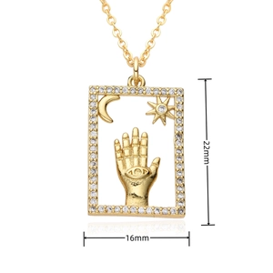 Détail du pendentif doré avec main de Fatma, lune, soleil et zircon, 22mm x 16mm