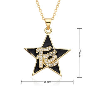Vue détaillée du pendentif étoile dorée avec émail noir et mesure de 25mm de diamètre