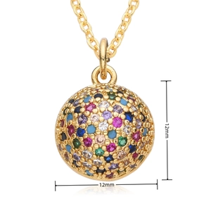 Detailaufnahme des 12mm Gold-Kugelanhängers mit bunten Zirkoniasteinen und Maßangaben
