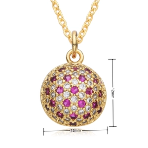 Details des 12mm Goldanhängers mit rotem und weißem Zirkonia-Pavé-Besatz auf der Kette