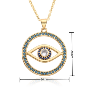 Détail macro du collier Œil Maléfique doré avec perles bleues et pendentif de 24mm