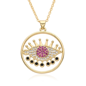 Collier mauvais œil avec zircons roses et placage or sur fond blanc pur avec reflet