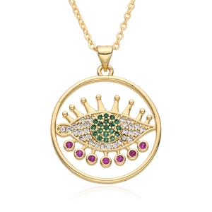 Collier œil de protection doré avec zircons multicolores et pierre verte sur fond blanc
