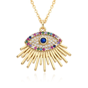Macro d'un collier Oeil de protection doré avec pierres multicolores et centre bleu