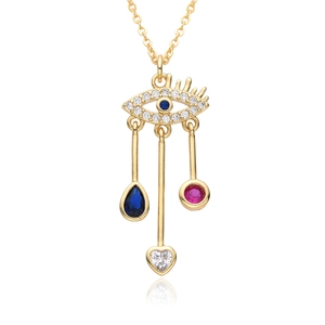 Détail du collier œil maléfique doré avec breloques en zircone colorée et pendentif cœur