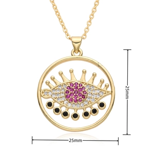 Détail du pendentif Œil maléfique de 25mm avec zircon rose et perles noires sur collier doré