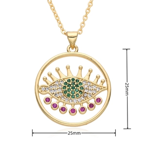 Gros plan du pendentif œil maléfique de 25mm avec gemmes vertes et roses sur chaîne