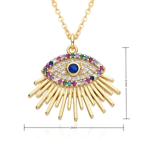 Vue détaillée du collier pendentif œil maléfique en zircon coloré avec dimensions de 26 mm