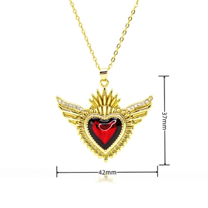 Goldene Engelsflügel-Halskette mit rotem Herzanhänger, Maße 37mm x 42mm, weißer Hintergrund
