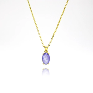 Elegante Goldhalskette mit ovalem lila Edelsteinanhänger an einer minimalistischen Kette